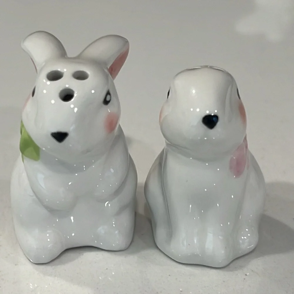 🐇Cute Bunny Salt & Pepper Shakers .